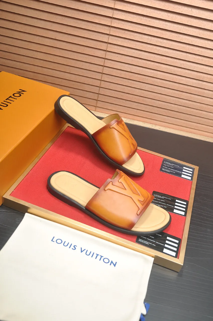 Men's shoes 💰360💶 [Louis Vuitton LV slippers] (high-end cowhide) counter 1:1 fashion style, a must-have for summer! The designer used LV’s iconic outsole. The original simple slippers instantly become fashionable! The upper is made of flexible special cowhide leather straps alternately, and the workmanship is exquisite! A must-have for stylish men in summer, size 38-46 (45 46 customized)